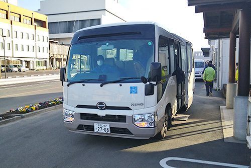 通所バスも到着し、皆が出勤してきます